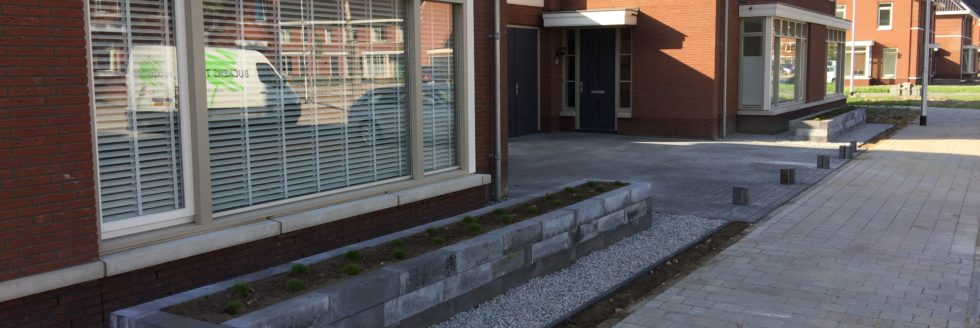 Aanleg van voor- en achtertuin bij nieuwbouwwoningen in Tilburg
